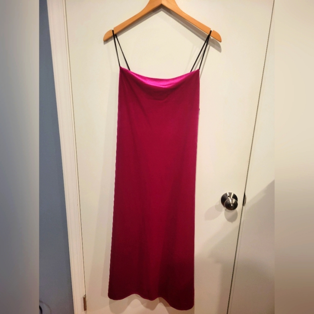 Fuschia spaghetti strap midi velvet dress